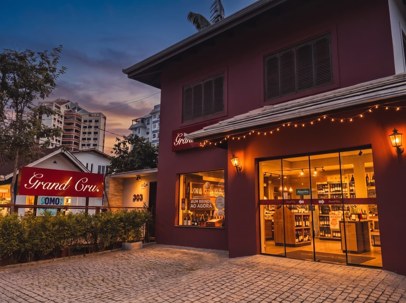 Fachada da Grand Cru Joinville: casa cor de vinho com letreiro Grand Cru na Rua Aquidaban, 303