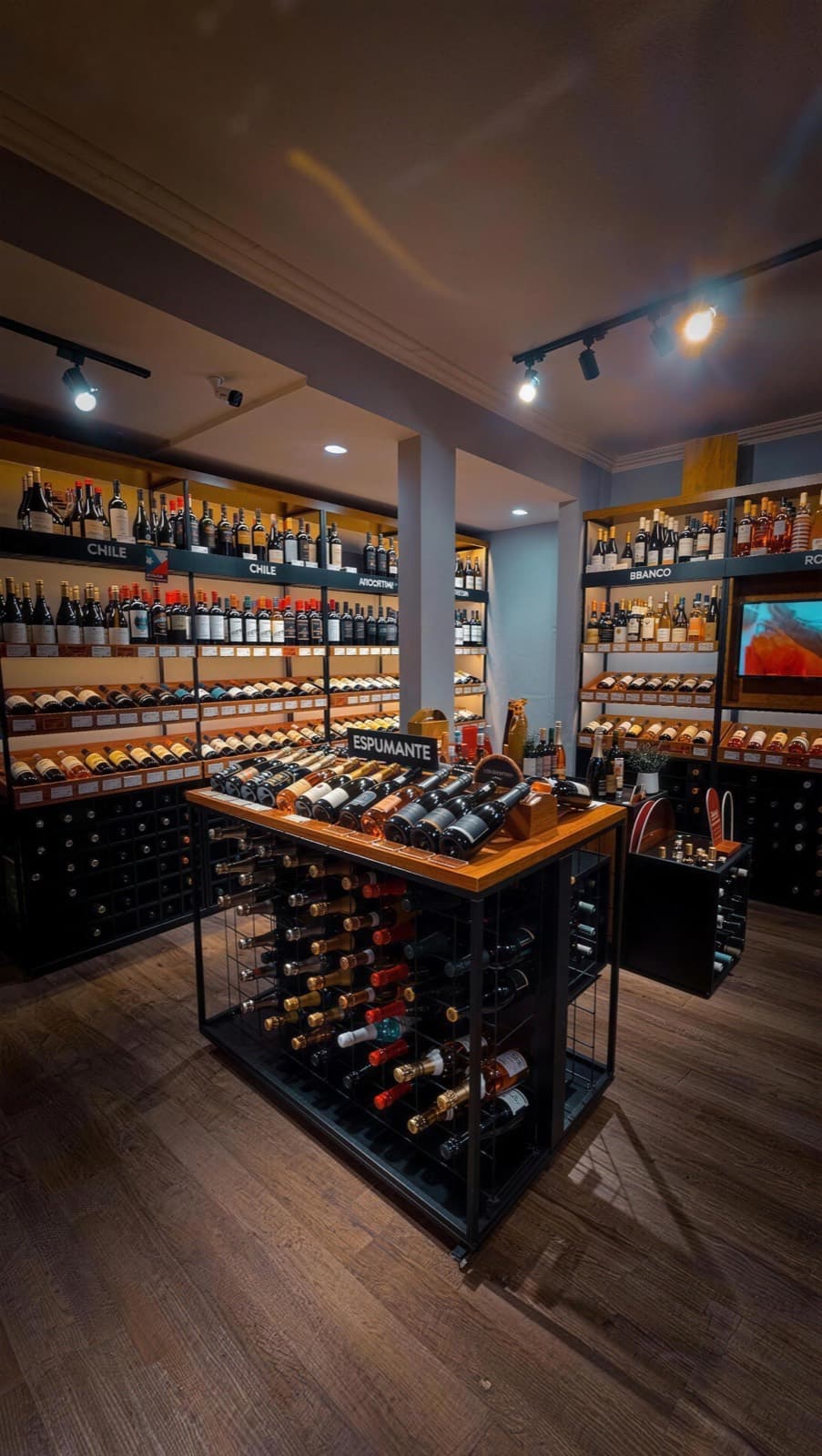Prateleiras de vinhos organizadas por país e ilha de espumantes